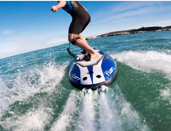 Photo couleur représentant un homme en train de faire du surf sur la gravière de Lauterbourg