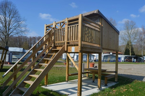 Photo de l'hébergement surélevé en bois du Camp' Etoiles